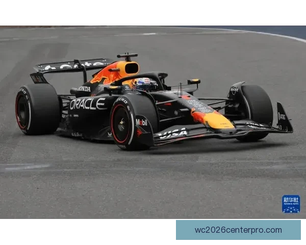F1赛季最新动态：红牛车队主力车手再度称霸赛道，梅赛德斯挑战未果